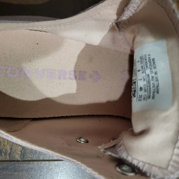 Size 9 Converse - Picture 4 of 4
